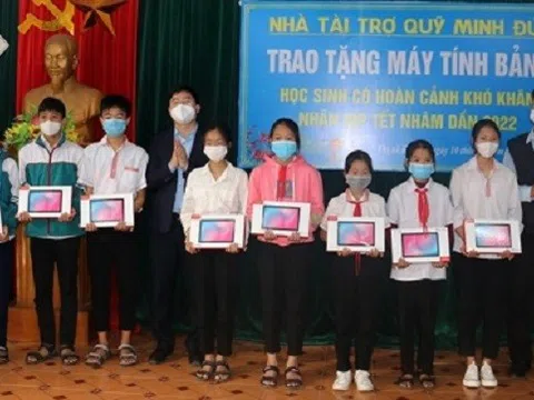 Hà Tĩnh: trao tặng máy tính bảng cho các trường học đặc biệt khó khăn và học sinh nghèo